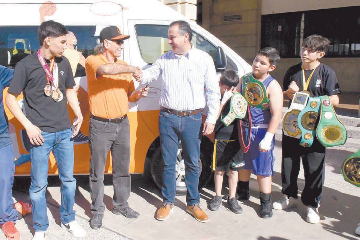 Cumple Astiazarán con vehículo para traslado de deportistas hermosillenses