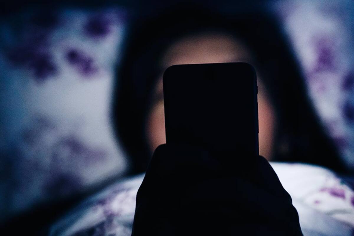 ¿La luz azul del celular realmente afecta tu sueño?