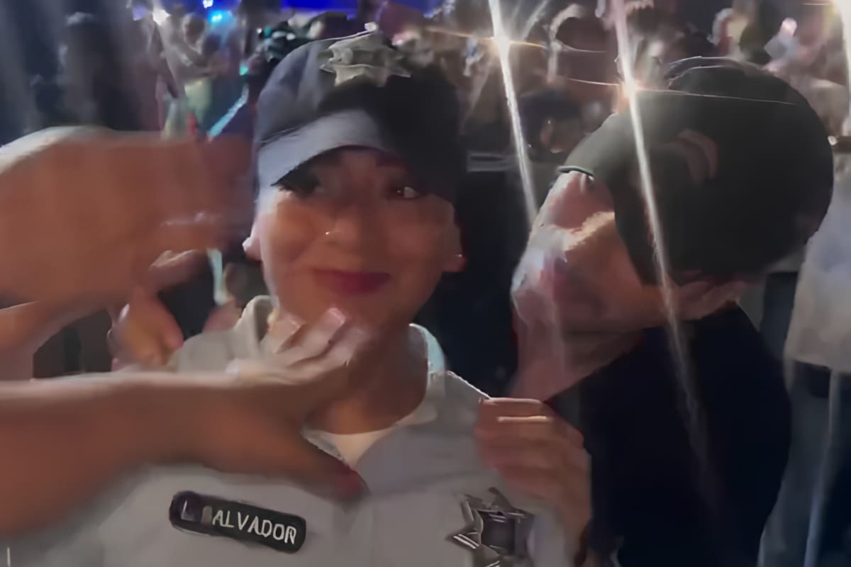 Enrique Iglesias besa a cadete en Tabasco y el momento se vuelve viral en redes (VIDEO)
