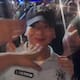 Enrique Iglesias besa a cadete en Tabasco y el momento se vuelve viral en redes (VIDEO)
