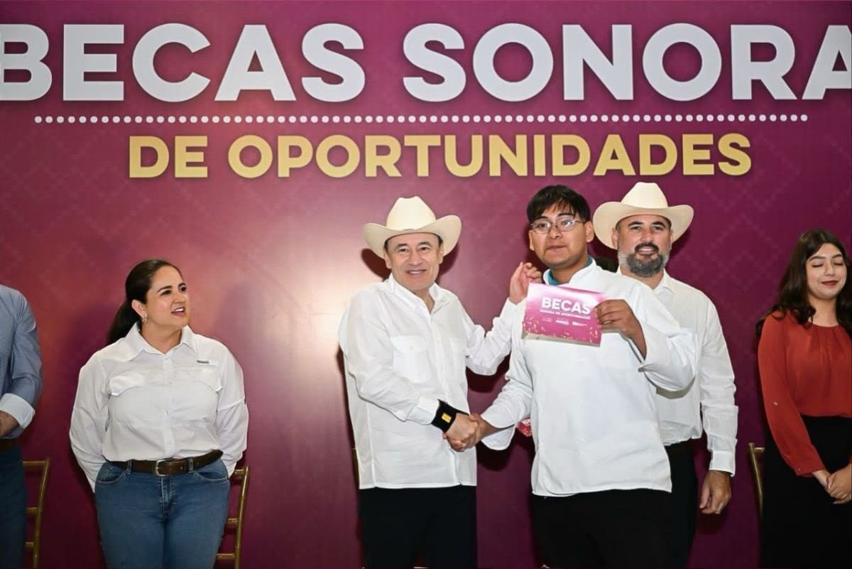 Estudiantes de universidades públicas de Puerto Peñasco recibieron becas durante la gira de trabajo del gobernador Alfonso Durazo.