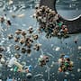 Científicos desarrollan microrrobots que pueden capturar hasta 94% de los microplásticos del agua y 81% del suelo mediante campos magnéticos, un avance que podría ayudar a tratar zonas contaminadas sin extraer grandes cantidades de tierra