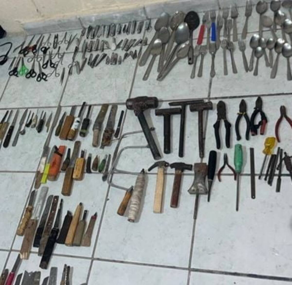 Encuentran diversas herramientas entre los reclusos en CERESO 1. / SSP Sonora.