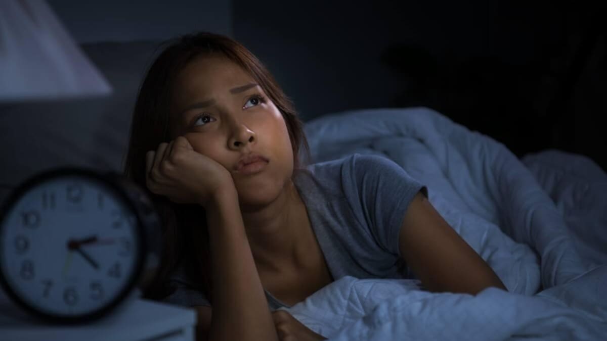 Revisar el teléfono o forzarse a cerrar los ojos puede prolongar el insomnio de madrugada: especialistas revelan hábitos para calmar la mente y lograr conciliar el sueño sin revisar el reloj