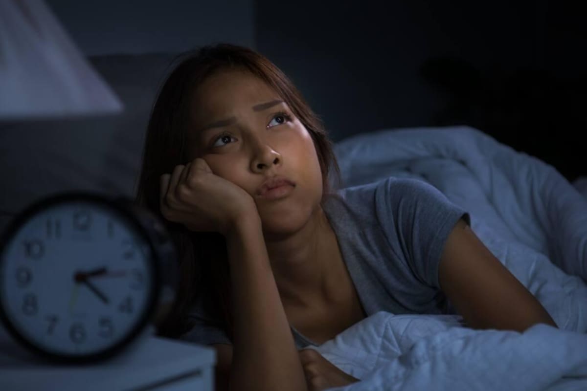 Revisar el teléfono o forzarse a cerrar los ojos puede prolongar el insomnio de madrugada: especialistas revelan hábitos para calmar la mente y lograr conciliar el sueño sin revisar el reloj