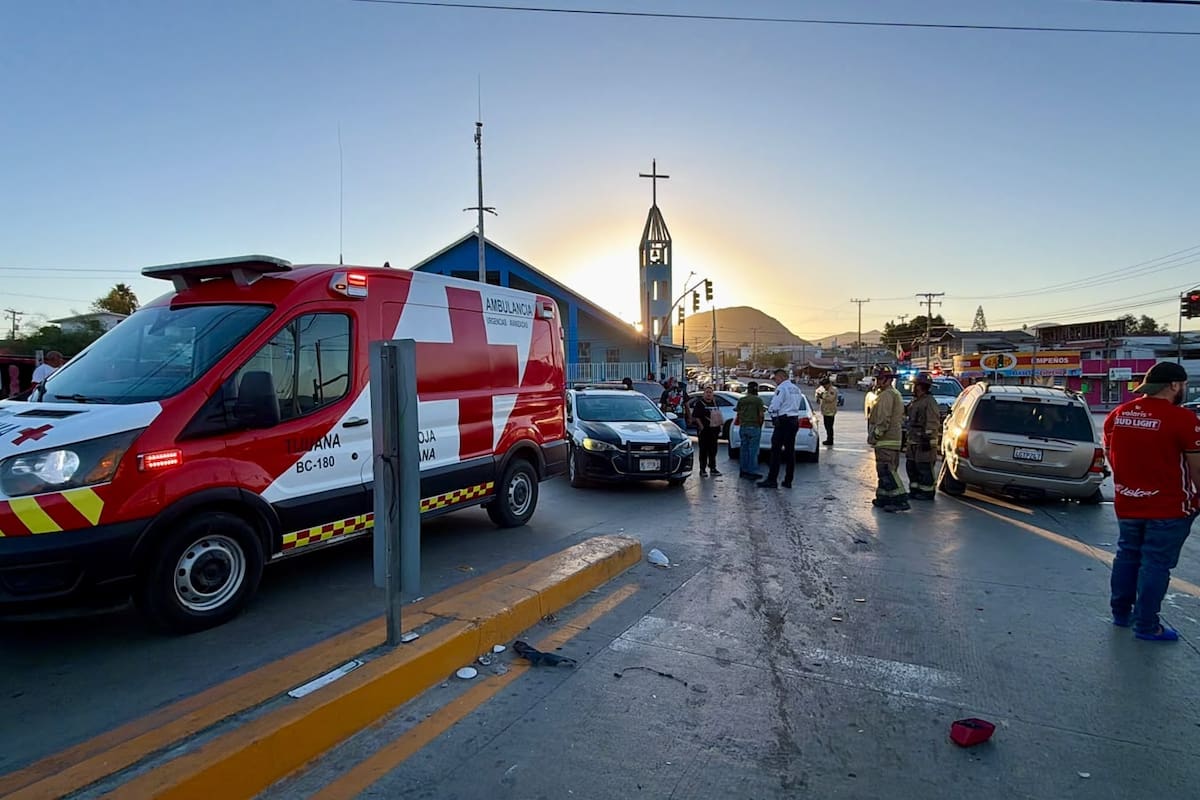Carambola en Mariano Matamoros deja adulta mayor lesionada; participan seis vehículos
