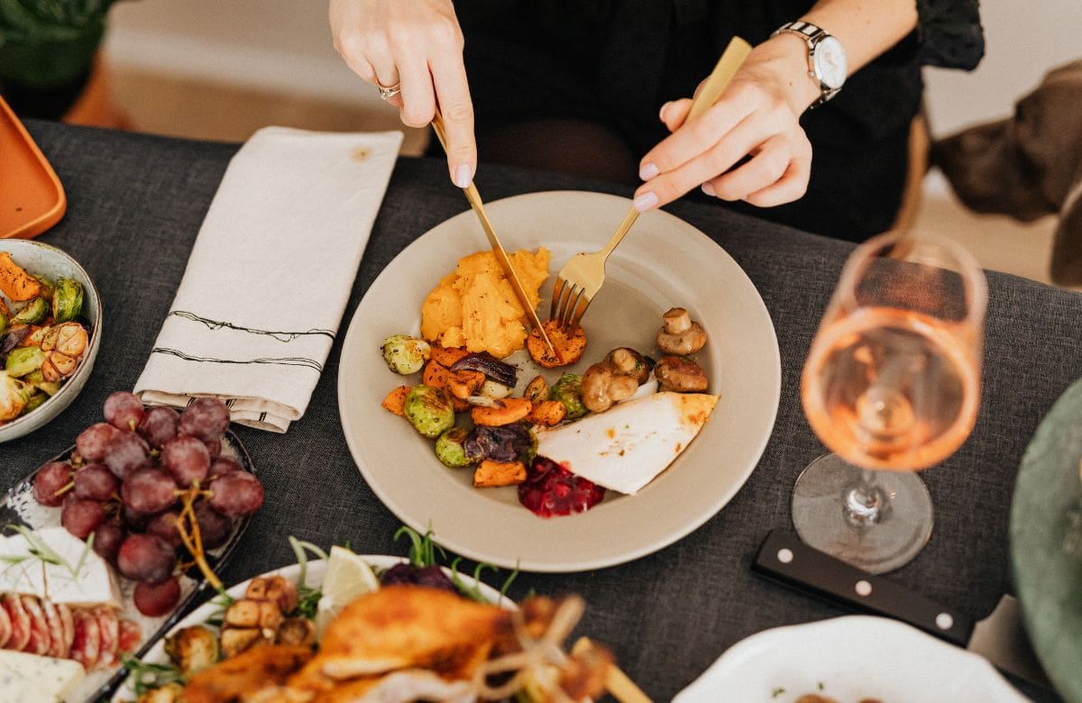 Nuevo estudio revela qué alimentos conviene cenar para dormir mejor y evitar antojos nocturnos | Foto: Especial (canva)