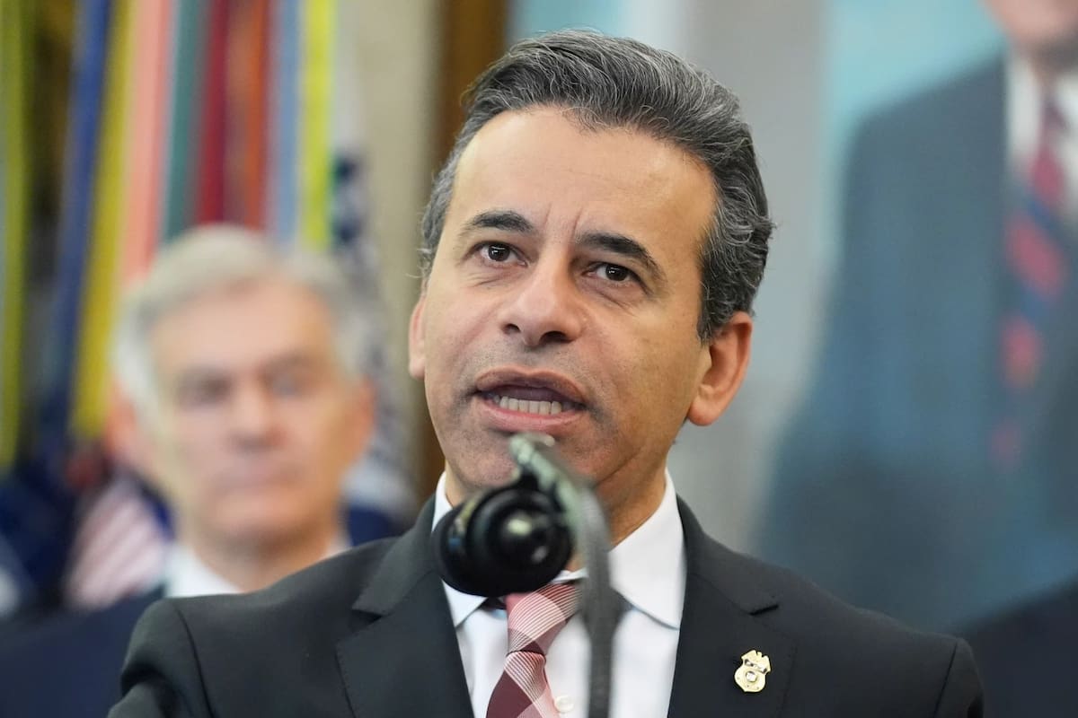 El comisionado de la FDA, Martin Makary, habla durante un evento sobre precios de medicamentos con el presidente Donald Trump, el jueves 6 de noviembre de 2025, en la Oficina
Oval de la Casa Blanca en Washington. | Crédito: AP/Evan Vucci