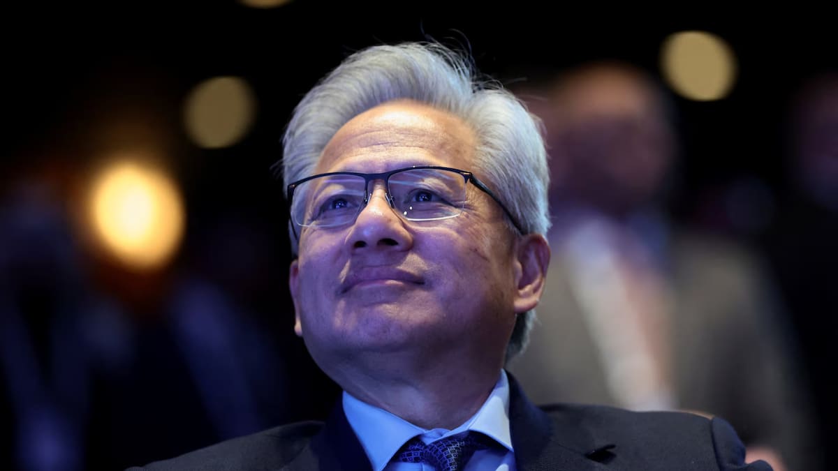 CEO de Nvidia asegura que la IA hará que electricistas, plomeros y albañiles sean algunos de los empleos mejor pagados porque el mundo necesitará construir la infraestructura que hará posible su expansión
