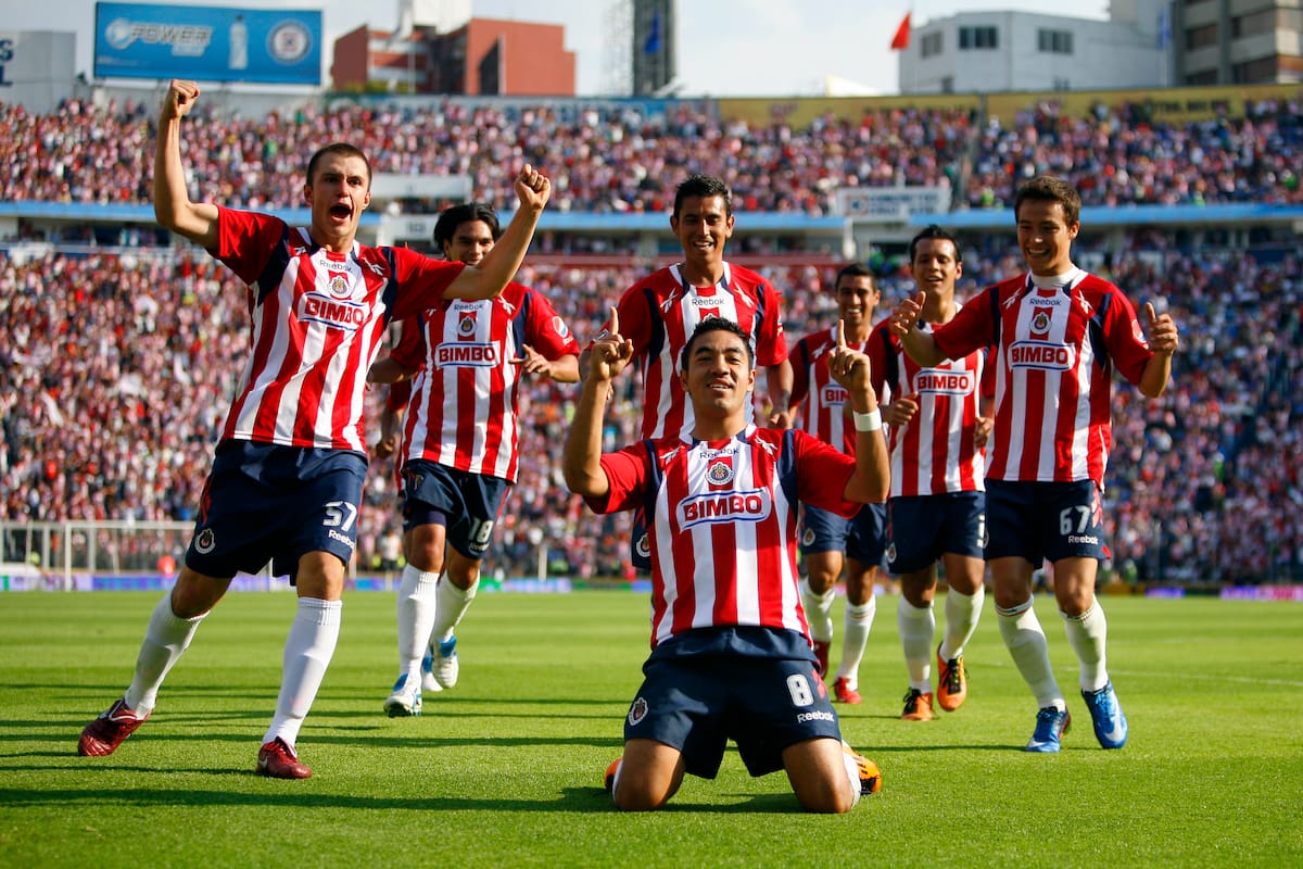 Marco Fabián celebra el gol que le anotó a Cruz Azul durante el torneo Clausura 2011. (AP Photo/Miguel Tovar)