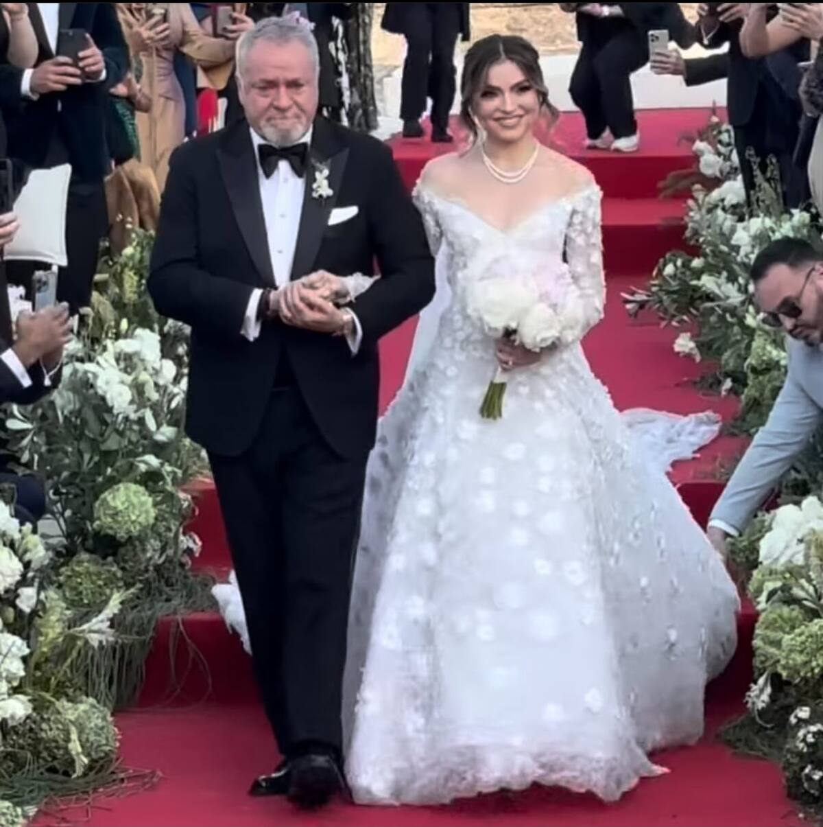 “El Güero” Castro entregó a Sofía en el altar / Cuenta de X: @vayavayatv