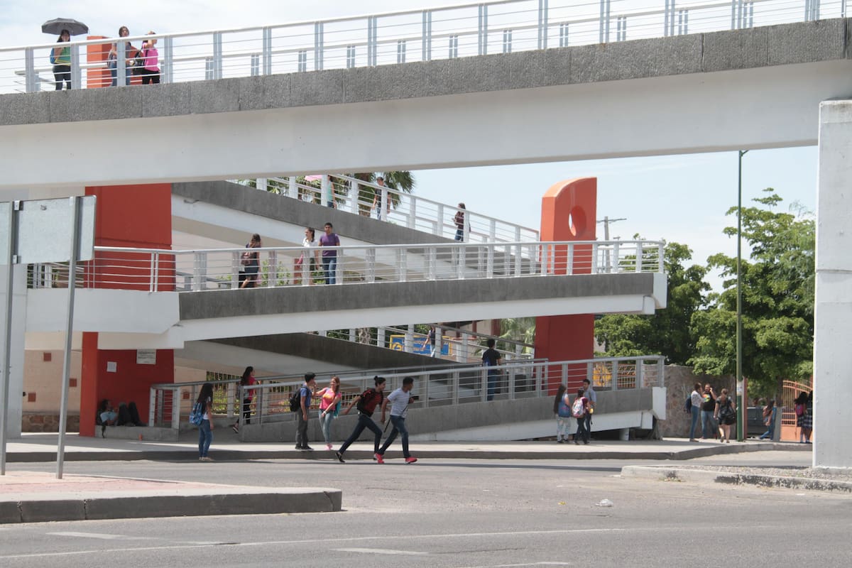 Puentes peatonales ¿por qué pocos los utilizan?