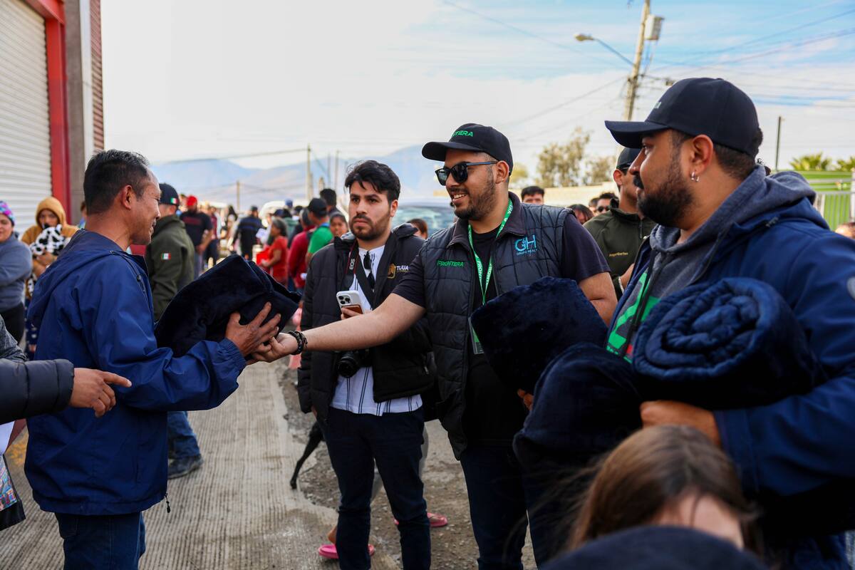 Realiza FRONTERA entrega masiva de cobijas