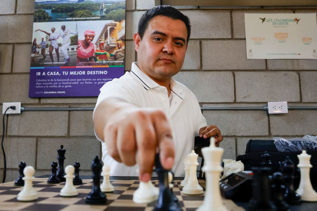 “El ajedrez me salvó la vida”; un maestro halló en un tablero una oportunidad para reconstruirse y crear comunidad en Mexicali