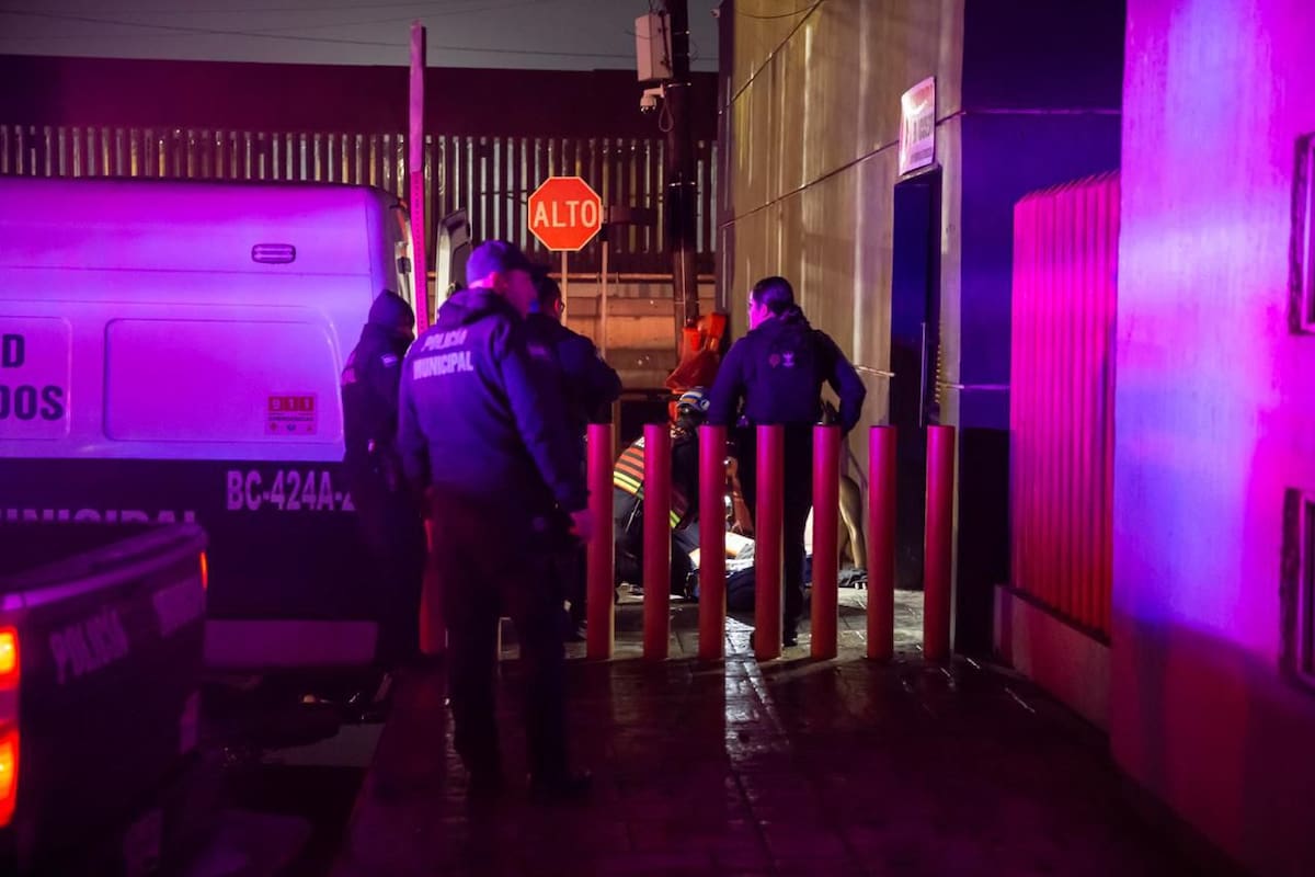 Dos hombres fueron detenidos con una pistola calibre 9 mm tras una persecución policial. Foto: Border Zoom