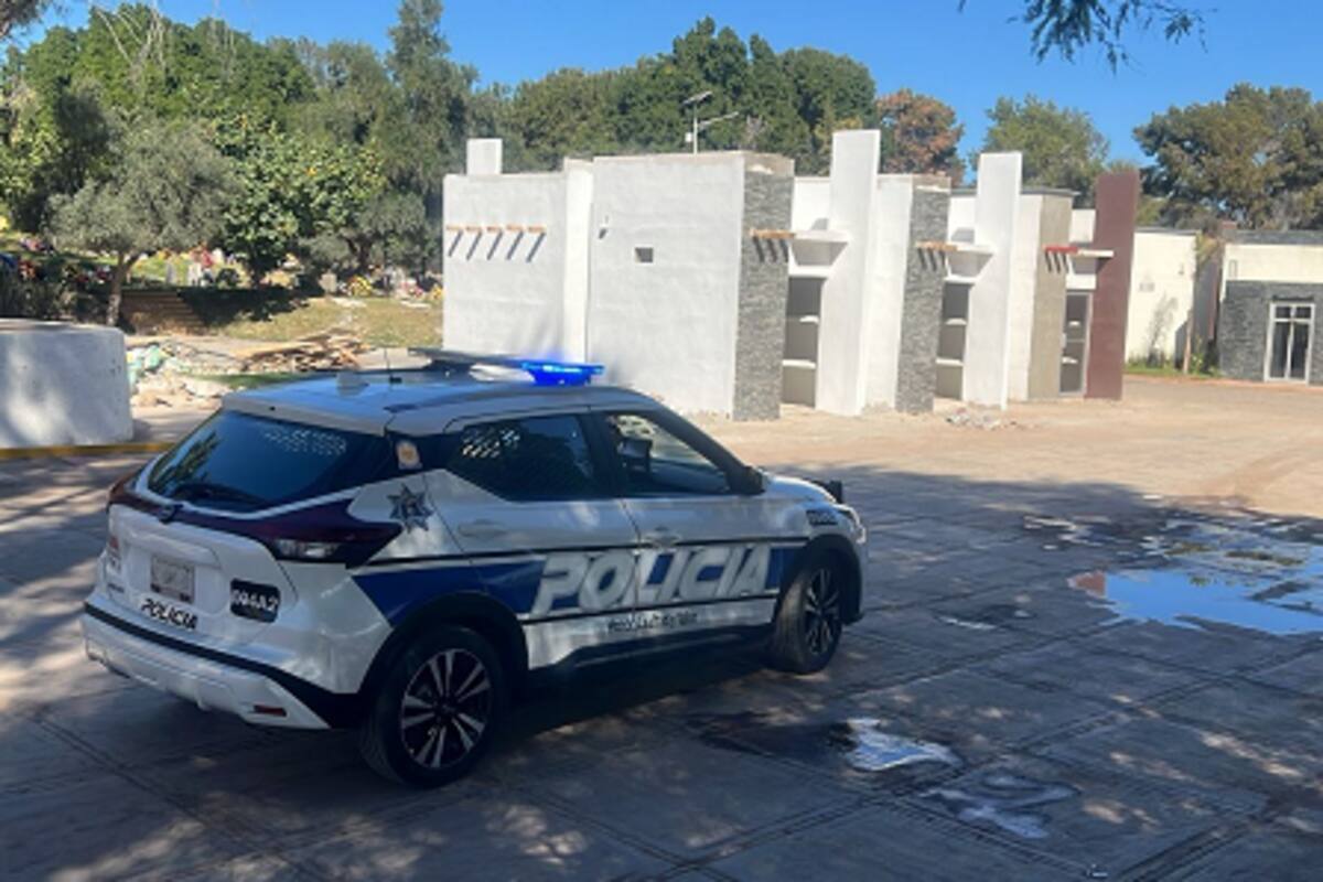 Hombre sufre caída en construcción dentro de un cementerio
