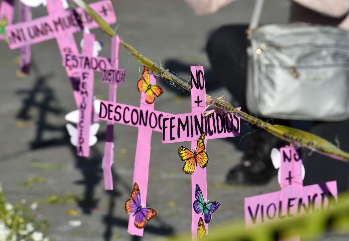 TOLUCA, ESTADO DE MÉXICO, 03NOVIEMBRE2020.- Integrantes del Frente de Mujeres Estado de México instalaron una antiofrenda en las letras del Edomex en la Plaza de los Mártires, en protesta por los feminicidios en la entidad mexiquense y en memoria de las que ya no están. FOTO: CRISANTA ESPINOSA AGUILAR /CUARTOSCURO.COM
