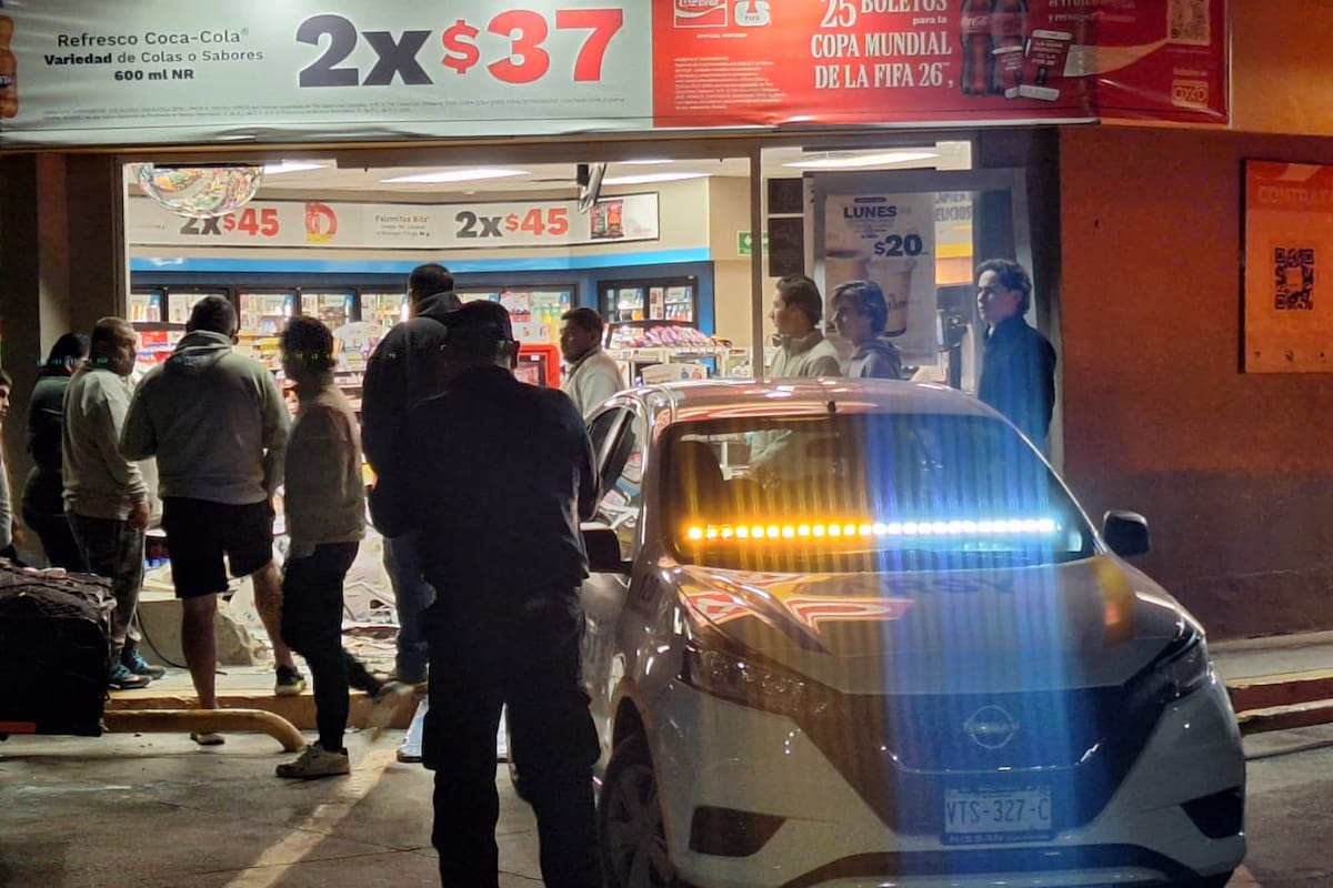 Camioneta se impacta contra puertas de un Oxxo al Norte de Hermosillo