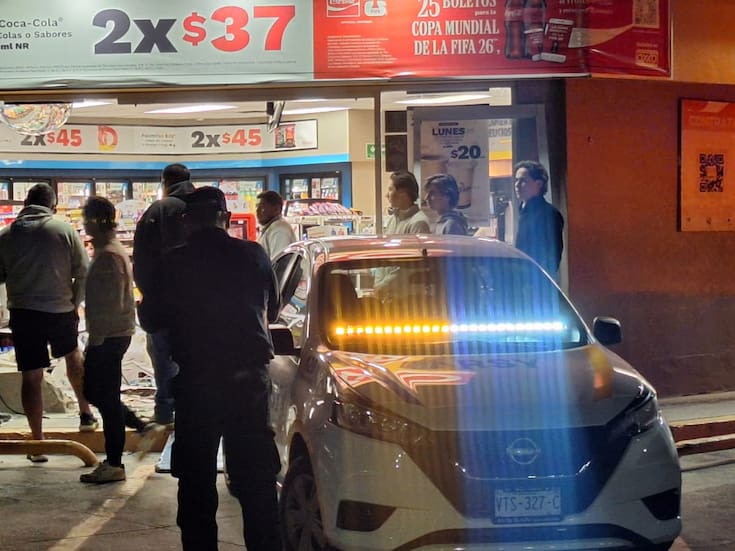 Camioneta se impacta contra puertas de un Oxxo al Norte de Hermosillo