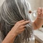 El vinagre blanco se ha convertido en una alternativa casera para mejorar el aspecto de las canas, pero antes de incorporarlo a la rutina capilar conviene conocer qué puede hacer por el cabello, cómo se aplica y qué riesgos tiene usarlo en exceso