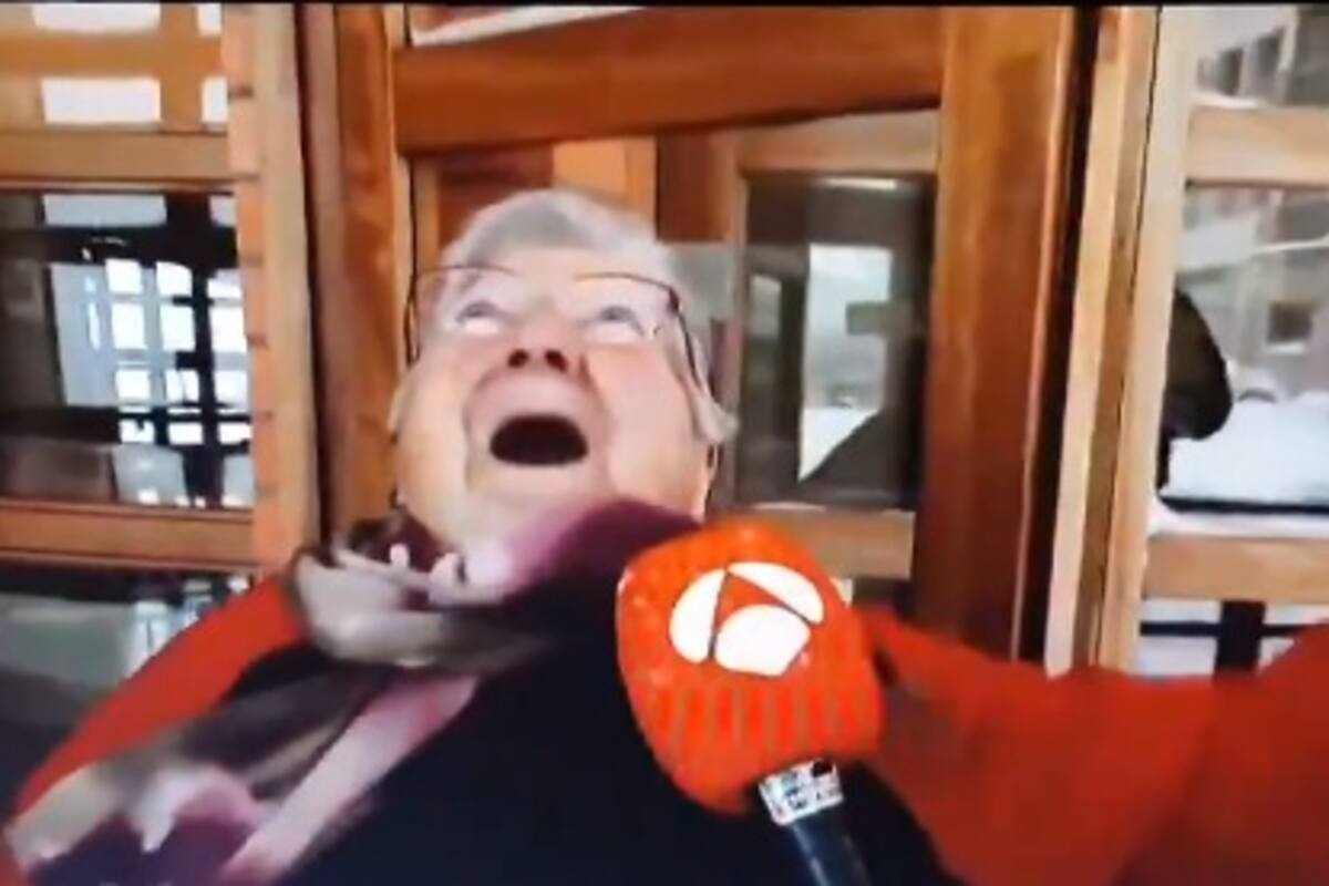 VIDEO: Abuelita se vuelve viral cuando se burla de la caída de una vecina