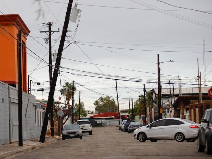 Postes dañados, accidentes y cierres viales: saldo de las lluvias en Mexicali