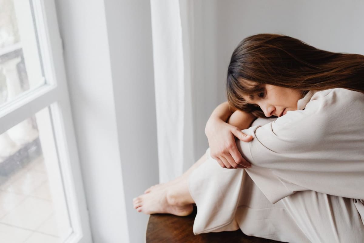 Personas que no muestran sus emociones: expertos detallan cómo la ansiedad social y el temor al rechazo afectan su comunicación