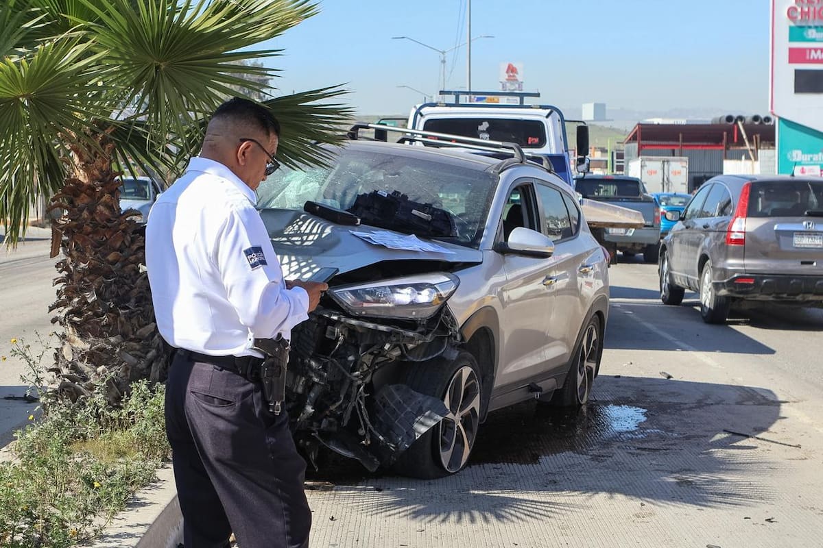 Conductora se impacta contra camellón en bulevar Josefa Ortiz de Domínguez