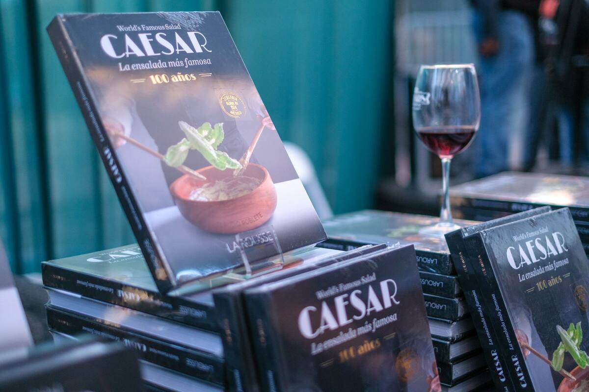 Presentan libros de la Ensalada Caesar’s de Tijuana