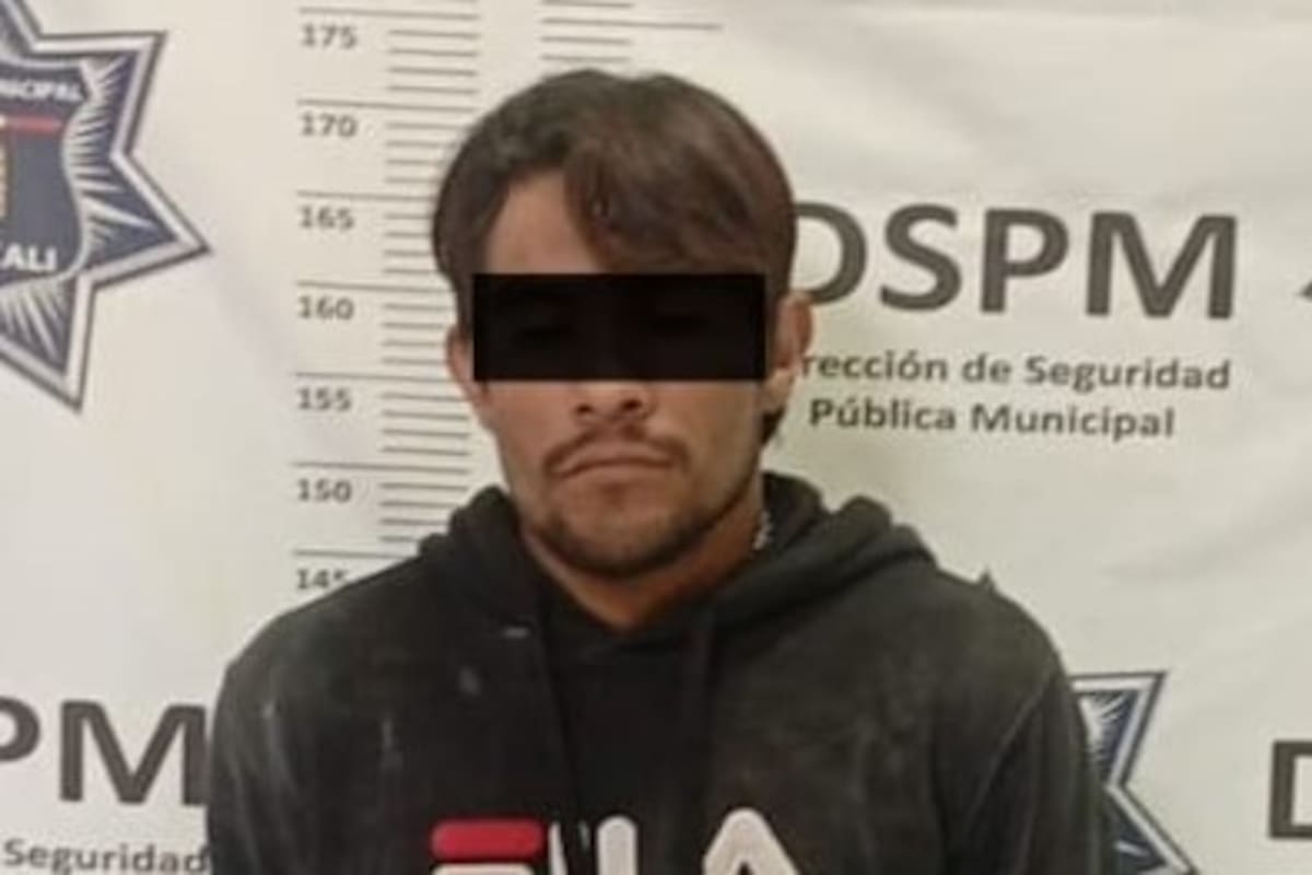 Espiaba en construcción; tenía dos órdenes de aprehensión