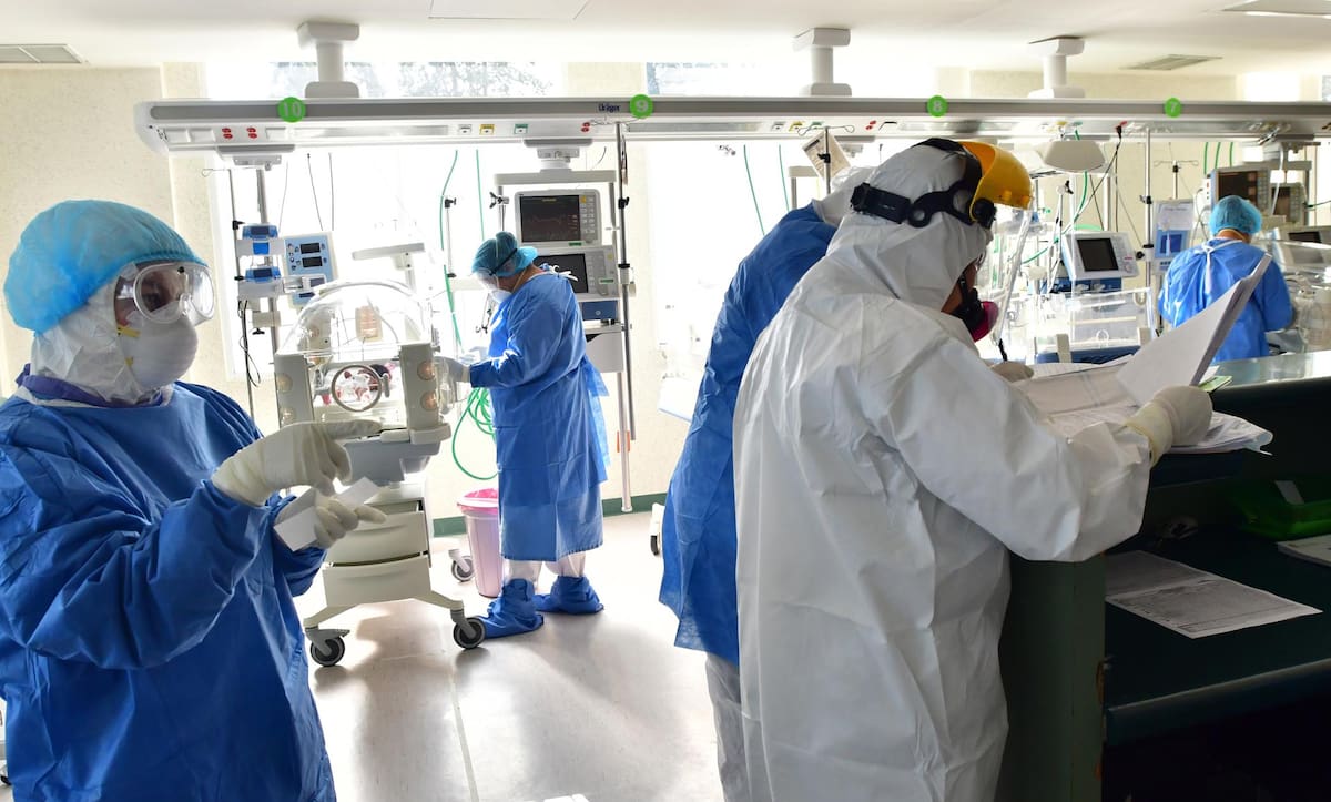 En México, según cifras del Instituto Nacional de Salud Pública (INSP), en 2021 se diagnosticaron más de 127.000 casos nuevos de neumonía y bronconeumonía, afectando principalmente a niños menores de dos años y a adultos mayores de 65 años, aunque el padecimiento se presenta a cualquier edad. Fotografía de archivo. EFE/ Jorge Núñez