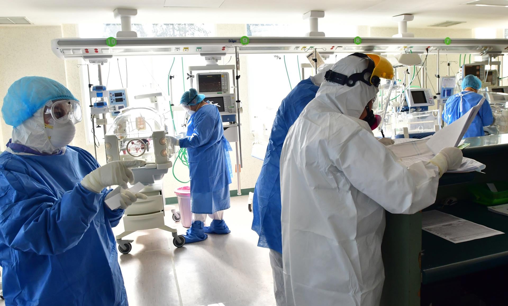 En México, según cifras del Instituto Nacional de Salud Pública (INSP), en 2021 se diagnosticaron más de 127.000 casos nuevos de neumonía y bronconeumonía, afectando principalmente a niños menores de dos años y a adultos mayores de 65 años, aunque el padecimiento se presenta a cualquier edad. Fotografía de archivo. EFE/ Jorge Núñez