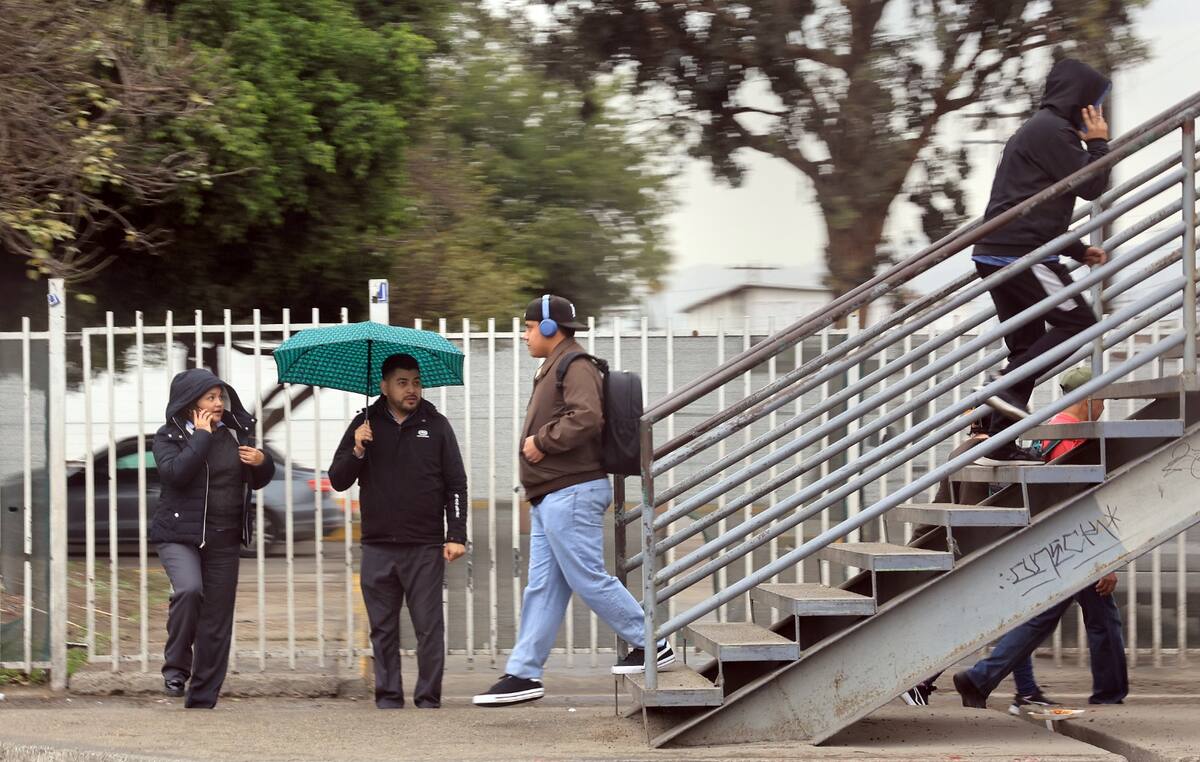 La ciudad vive su último día del año entre llovizna, actividades cotidianas y preparativos para los festejos de Año Nuevo. Foto: Sergio Ortiz