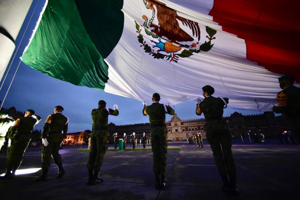 AMLO iza bandera a media asta por víctimas de sismos; mexicanos recuerdan los hechos