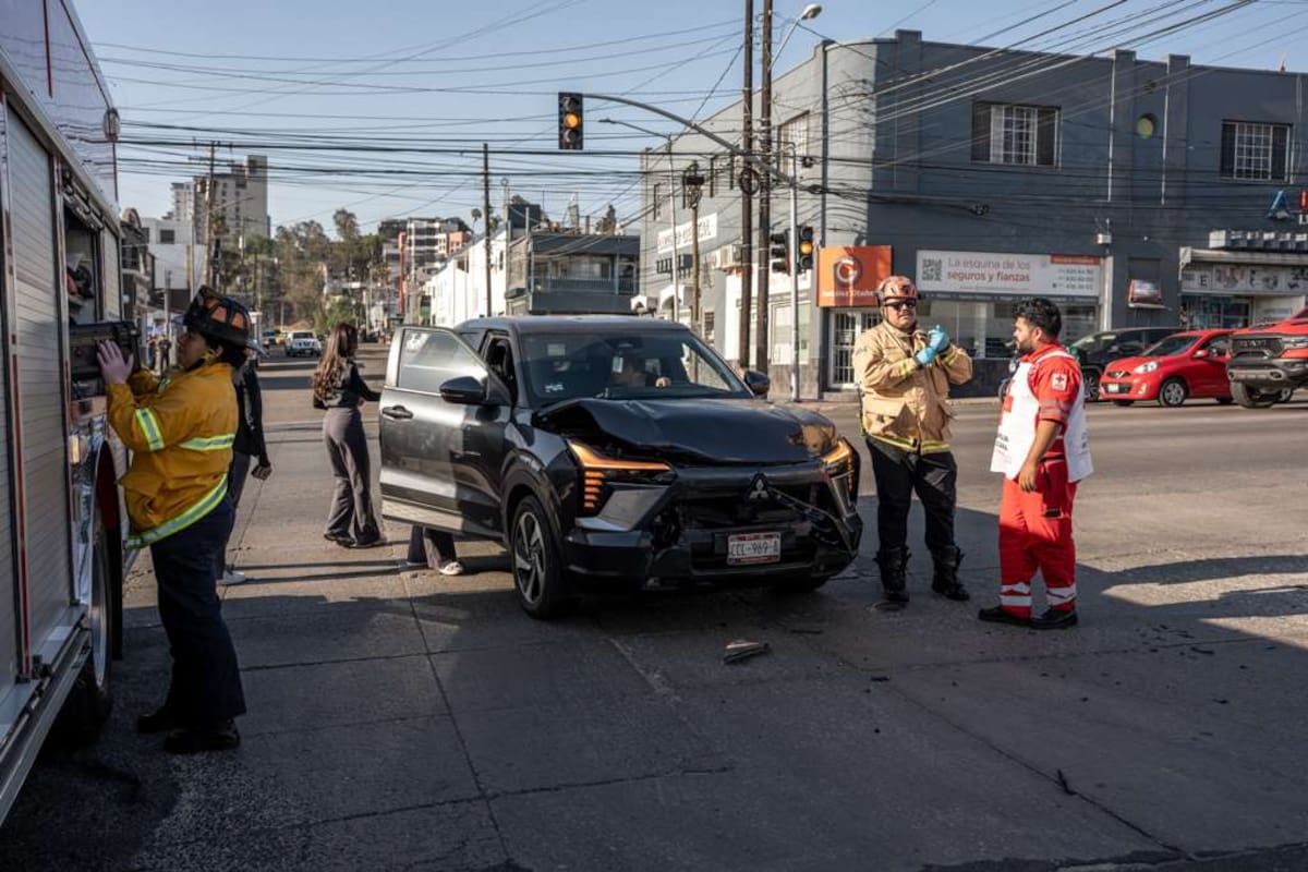 Dos vehículos colisionaron la mañana de este lunes en pleno Bulevar, dejando daños materiales y sin necesidad de traslados hospitalarios. Foto: Border Zoom