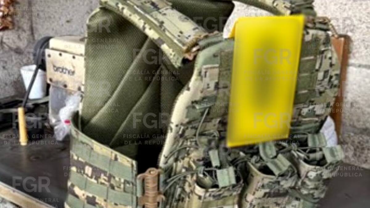 La maquinaria industrial asegurada en Veracruz tenía la capacidad de producir decenas de uniformes tácticos al día para su distribución ilegal. Foto: FGR Veracruz