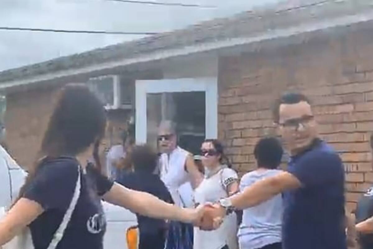 VIDEO: Vecinos impiden que ICE arreste a padre e hijo migrante