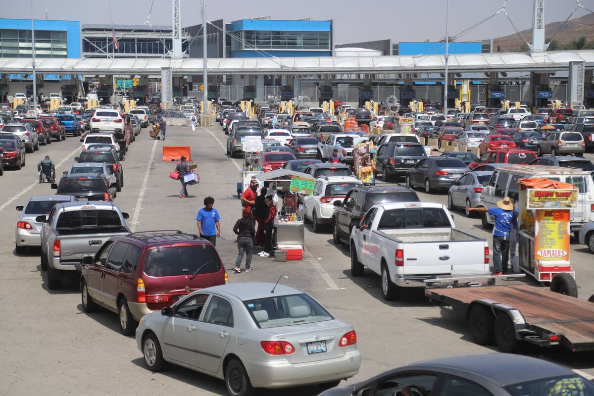 Detienen a dos prófugos en garita de San Ysidro