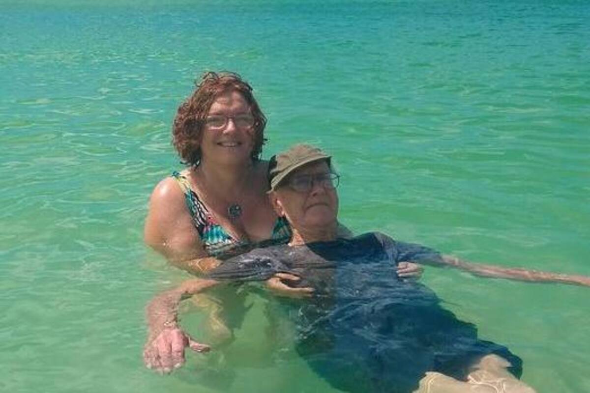 A sus 93 años, cumple sueño de nadar en el mar