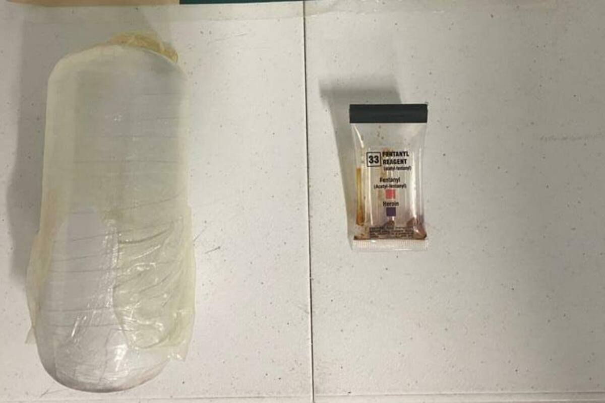 Detienen a mujer con envoltorio de fentanilo en Aeropuerto de Tijuana