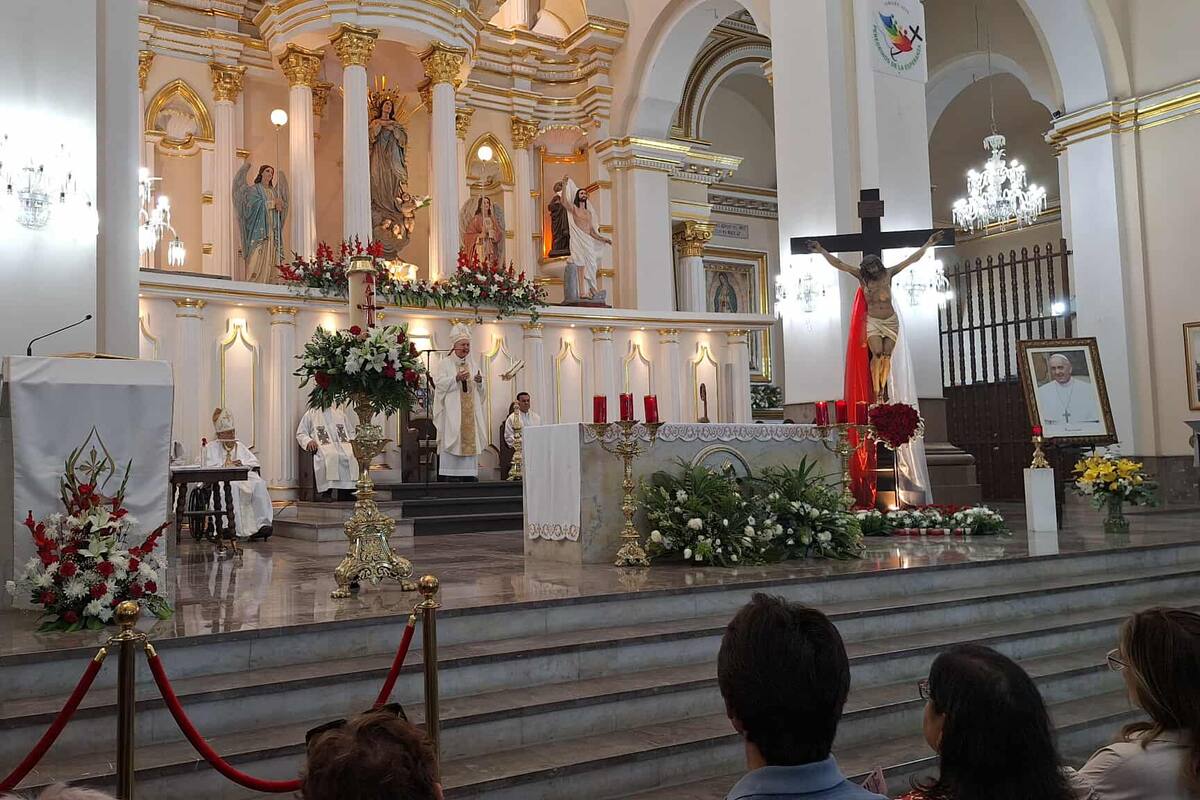 Se oficia misa por el eterno descanso del papa Francisco en Catedral de Hermosillo