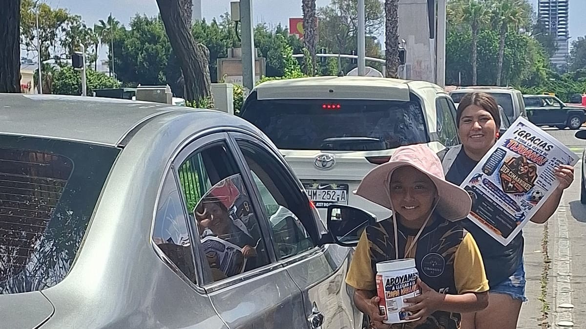 Niñas futbolistas venden aguas en semáforos para competir en Copa Vallarta