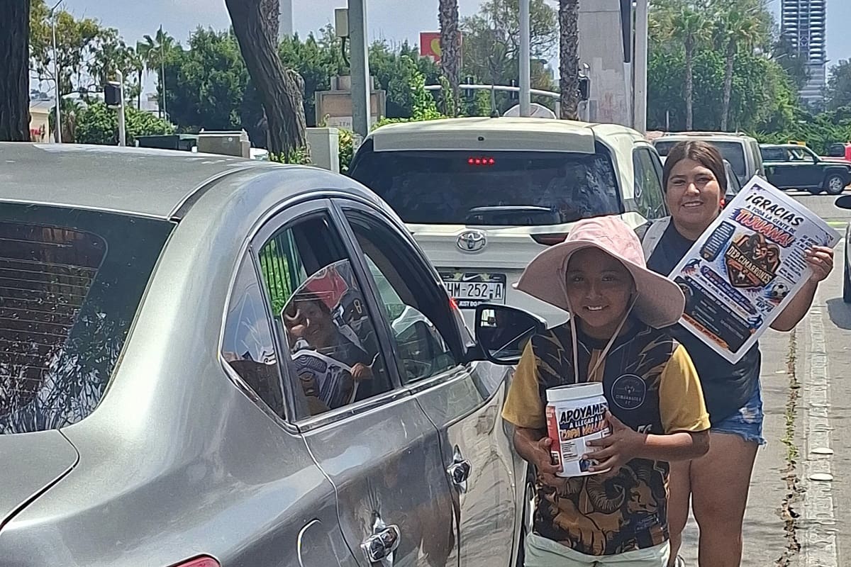 Niñas futbolistas venden aguas en semáforos para competir en Copa Vallarta