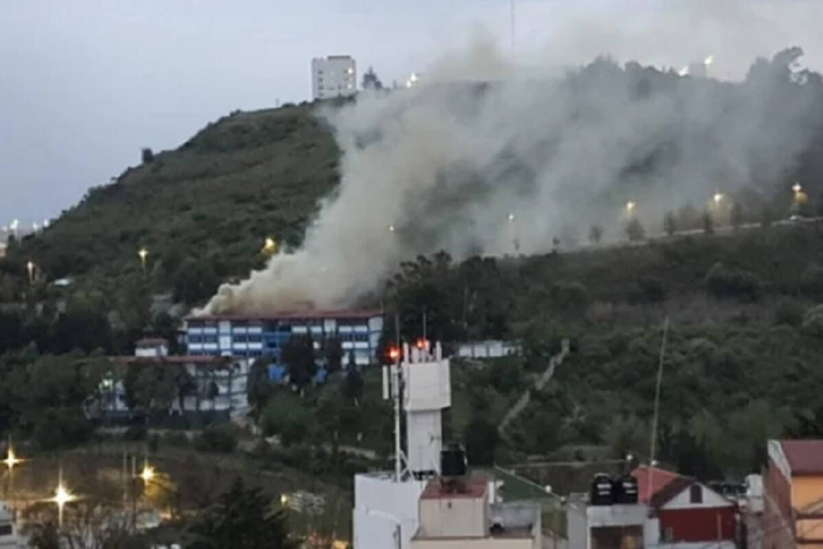 Incendio en secundaria alarma a vecinos en Naucalpan