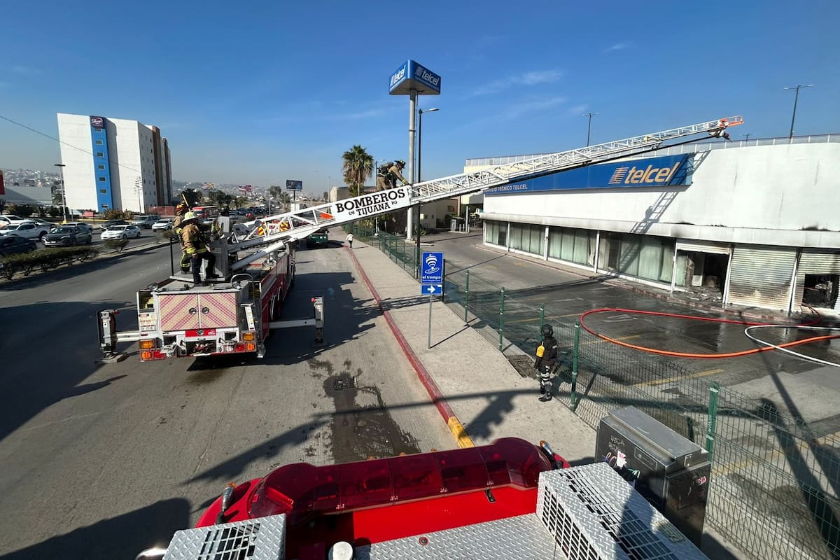 Incendio daña tienda de celulares