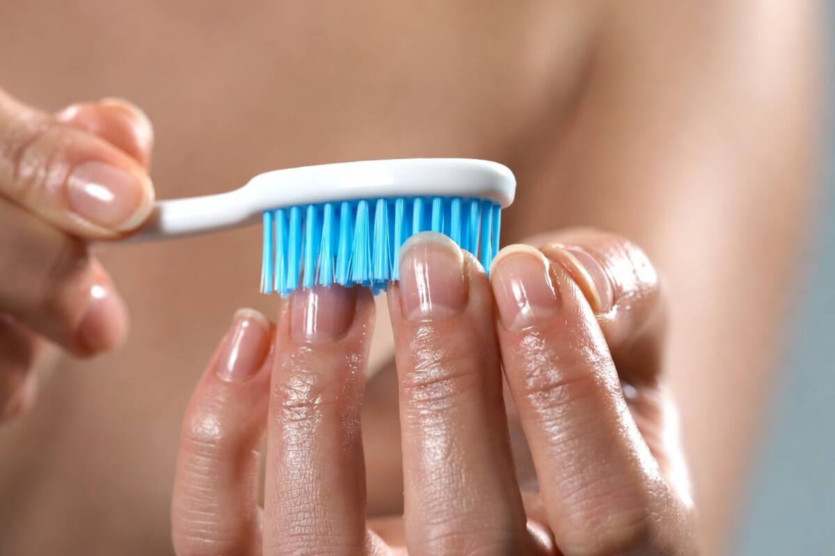 Cómo usar una brocha de dientes vieja para exfoliar cutículas