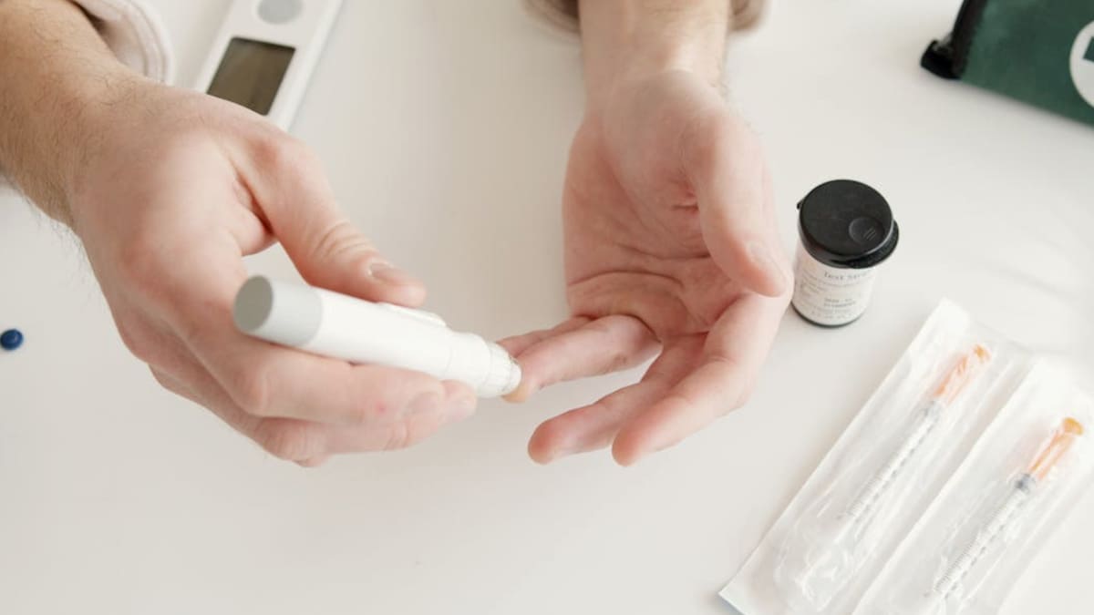 Científicos japoneses avanzan en la creación de una insulina oral al lograr que una pastilla funcione en pruebas con animales, con hasta 41% de efectividad en sangre, lo que acerca una alternativa real a las inyecciones para la diabetes