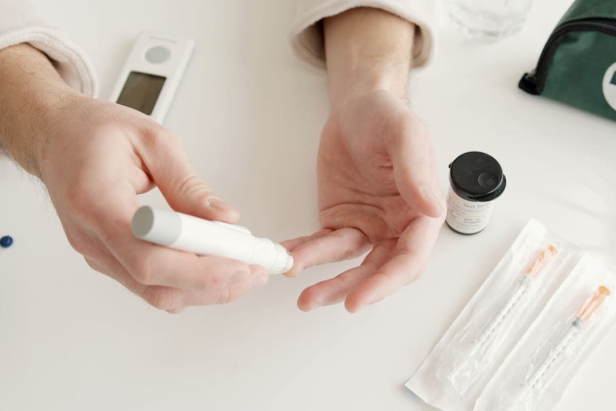 Científicos japoneses avanzan en la creación de una insulina oral al lograr que una pastilla funcione en pruebas con animales, con hasta 41% de efectividad en sangre, lo que acerca una alternativa real a las inyecciones para la diabetes