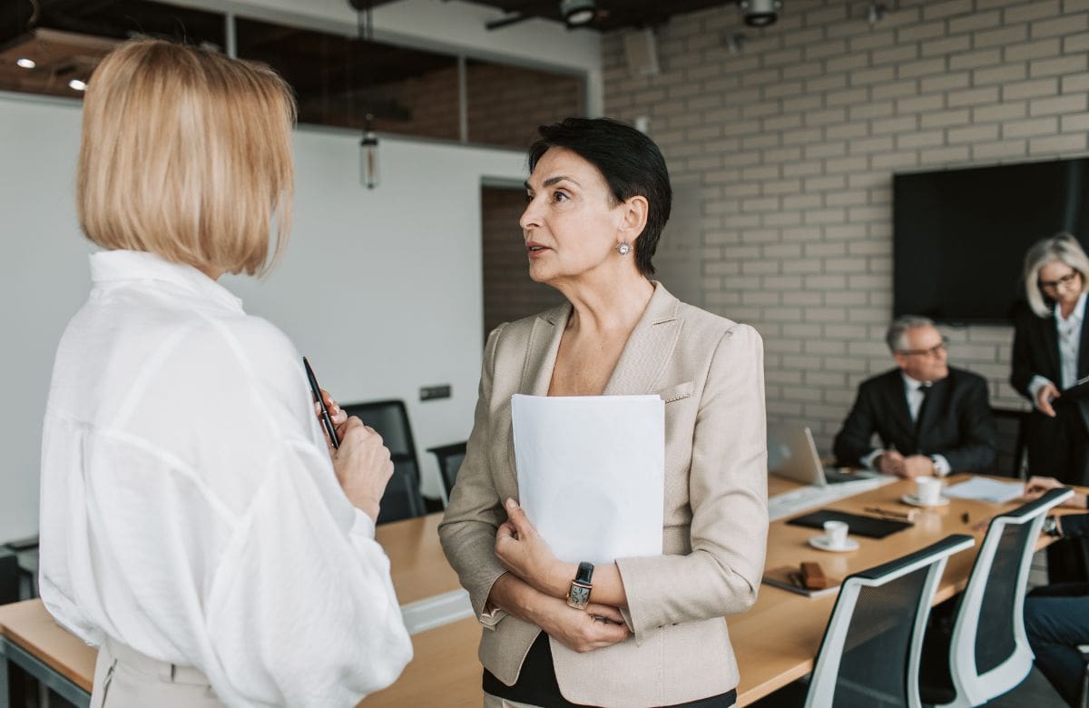 Cómo escuchar sin reaccionar a la defensiva: Esto hace tu cerebro cuando alguien expresa ideas contrarias a las tuyas y por qué sientes incomodidad cuando esto pasa | Foto: Especial (canva)