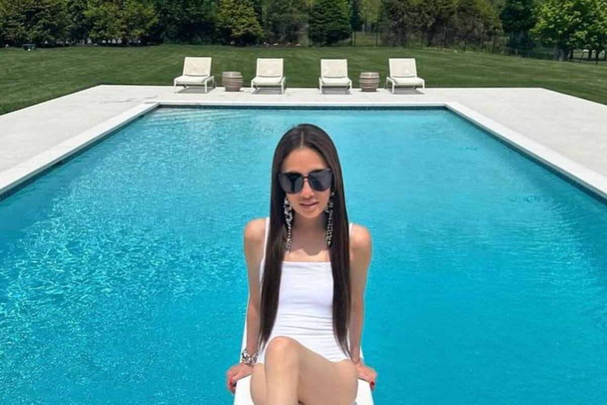 A sus 74 Años, Vera Wang deslumbra en traje de baño blanco y joyas brillantes